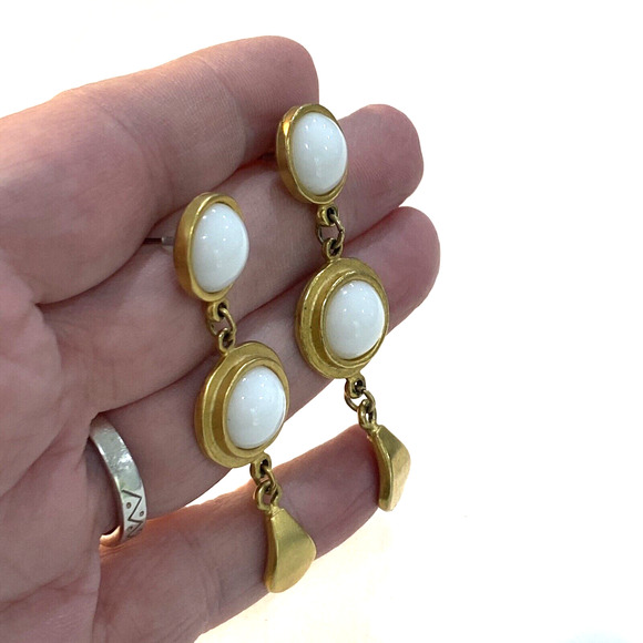 Vintage Y2K pierced earrings brushed goldtone & white beads drop & dangle style - Picture 4 of 4